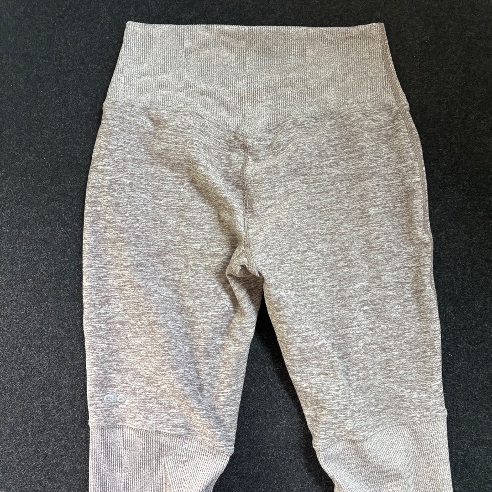 🧘‍♀️ Alo Yoga Gathered High-Waist Leggings – RARE - Melange Beige-Grey - Picture 5 of 7